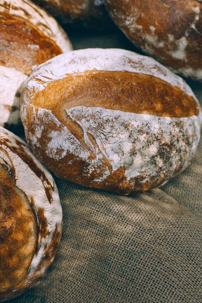 Ein frisches Brot geschnitten mit Maschinen, die von Top-Service-Center gewartet werden.